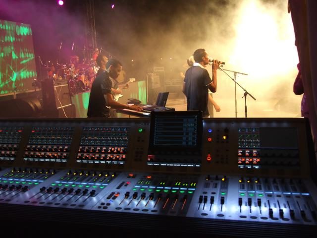 Digital mixing console