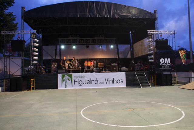 Outdoor stage with line array