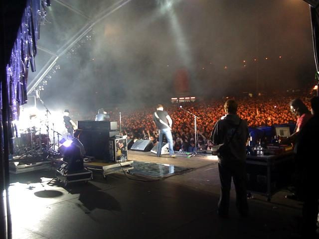 Concert seen from the side of the stage